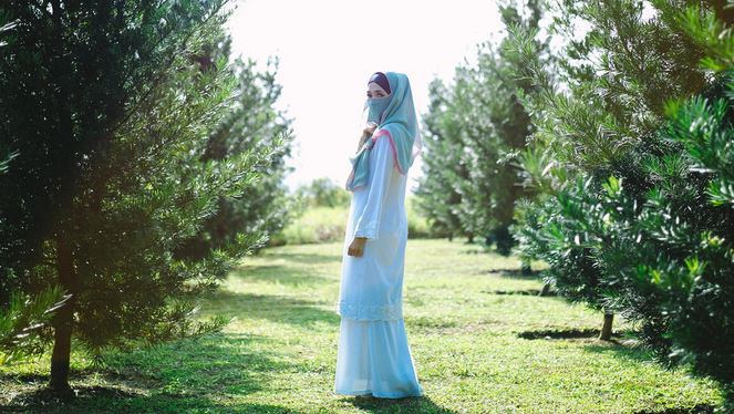 cara berpakaian wanita agar terlihat cantik dan menarik