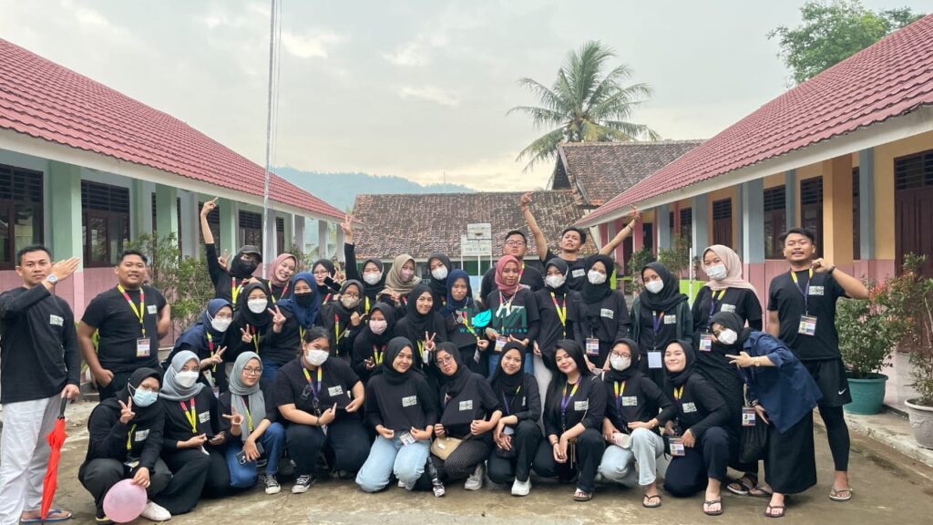 Konveksi TOWA Wear Industries melayani kaos seragam untuk universitas