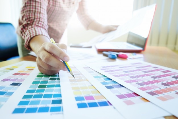 TAMPIL MODIS DI TAHUN BARU DENGAN MEMAKAI WARNA CERAH PILIHAN PANTONE